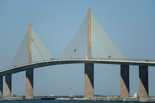 Sunshine Skyway Bridge over Tampa Bay in Florida met bewegend verkeer Concept van transportinfrastructuur