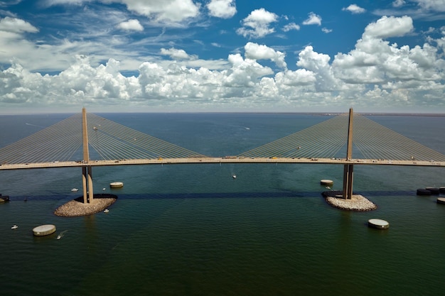 Sunshine Skyway Bridge over Tampa Bay in Florida met bewegend verkeer Concept van transportinfrastructuur