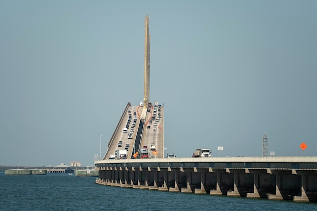 Sunshine skyway bridge over tampa bay in florida met bewegend verkeer concept van transportinfrastructuur