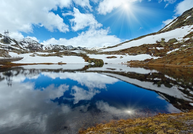 햇볕이 잘 드는 봄 알프스 산 호수 Lago della Piazza (스위스, Passo del San Gottardo)