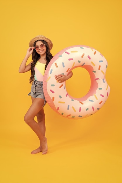 밀짚 모자와 선글라스 풍선 도넛 반지에 선탠 여름 휴가 행복한 소녀
