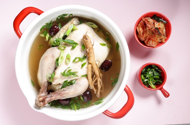 Sup Ayam Ginseng 또는 Samgyetang은 닭고기와 인삼으로 만든 한국 전통 닭고기 수프입니다.