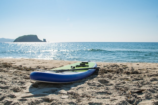 Sup board voor het rijden op het water ligt aan de kust