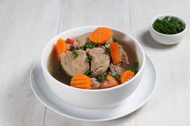 Sup daging clear soup with beef slices and vegetables Served in a bowl