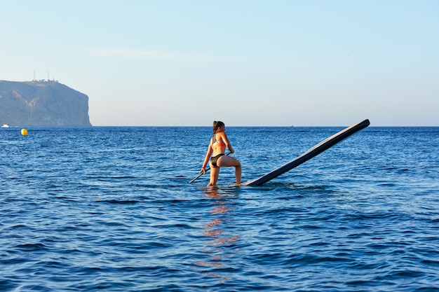 Sup opstaan surf meisje met peddel