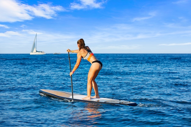 SUP Встань Surf девушка с веслом