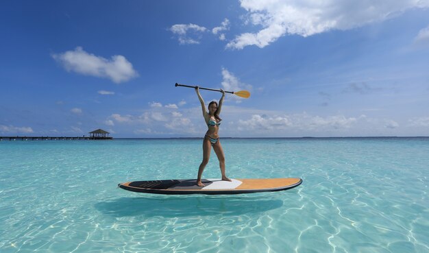 SUP-surfmeisje op de Malediven