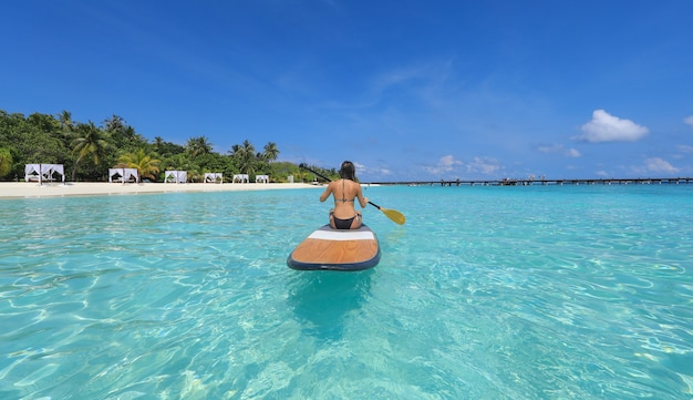 SUP-surfmeisje op de Malediven