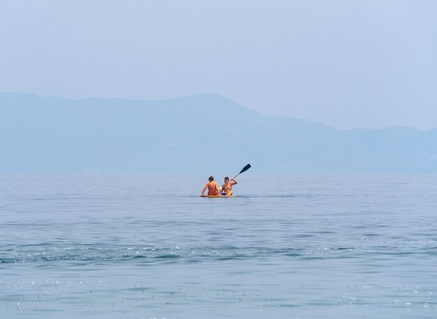 SUP touring sap surfen op een board in de Egeïsche Zee op het eiland Evia in Griekenland