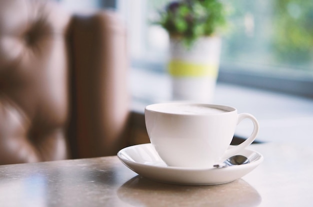 Sup van koffie op tafel in café ochtendlicht