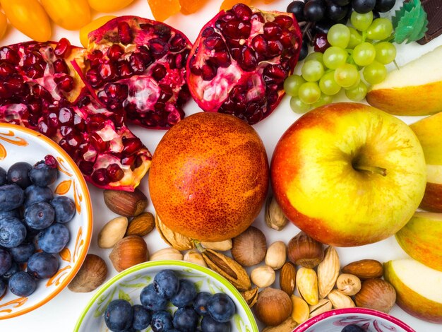 Foto super antioxidanten superfood mix van vers fruit en bessen rijk aan resveratrol vitaminen raw food ingrediënten voeding achtergrond voedingsrijke voedingsmiddelen zijn goed voor je hart en hersenen