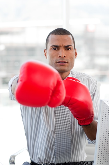 Супер конкурент бизнесмен с боксерскими перчатками