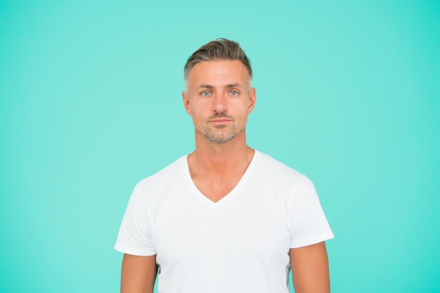 Photo super dude man abstract blue background caucasian middle age man handsome man in casual style fashion and style unshaven man with beard hair barbershop hair salon