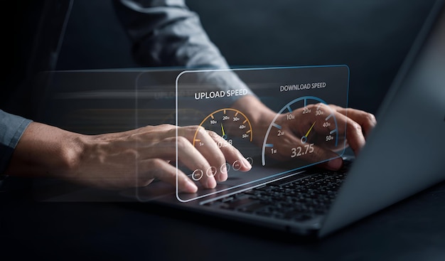 スーパー高速インターネット接続 スピードテスト 帯域幅ネットワーク技術 スマートフォンとラップトップで高速インターネットを使用する人 5G品質速度最適化