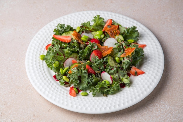 Супер пищевой салат и белая тарелка здоровой пищи Овощной салат красочные помидоры