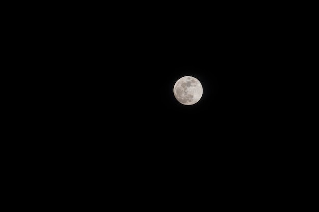 暗い夜空の暗い背景を持つスーパー満月