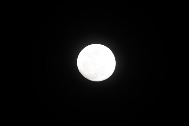 Foto super luna piena con sfondo scuro