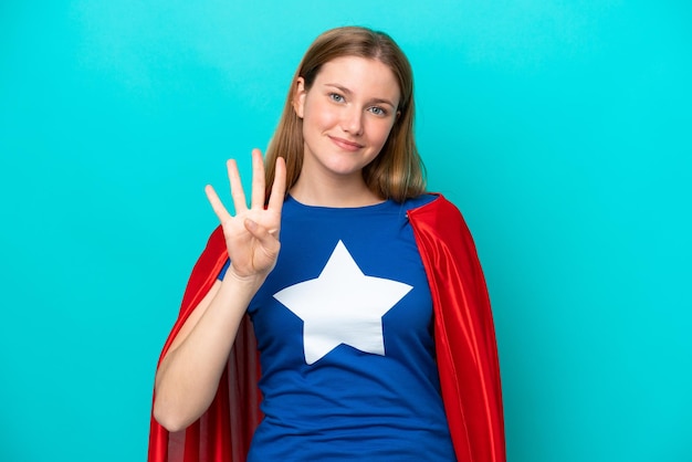 Super Hero blanke vrouw geïsoleerd op blauwe achtergrond gelukkig en vier tellen met vingers