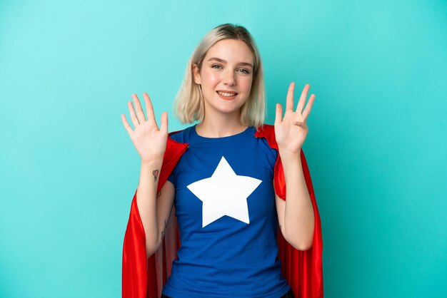 Super Hero blanke vrouw geïsoleerd op blauwe achtergrond tellen negen met vingers