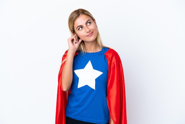 Super Hero blanke vrouw geïsoleerde achtergrond denken een idee