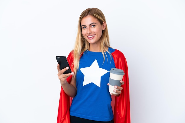 Super Hero blanke vrouw geïsoleerde achtergrond met koffie om mee te nemen en een mobiel