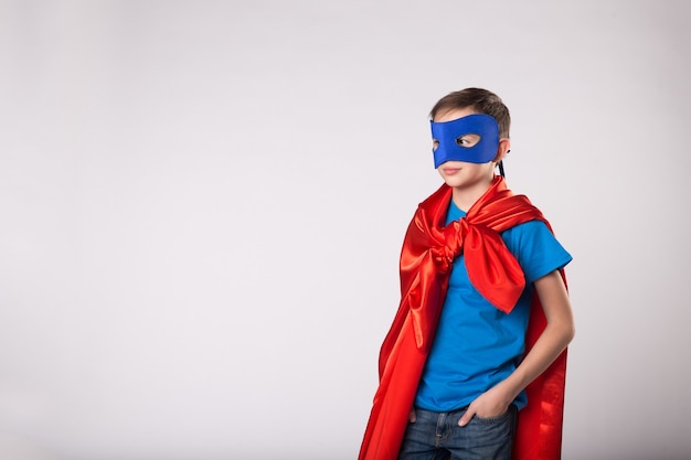 Ragazzo supereroe in costume da superuomo