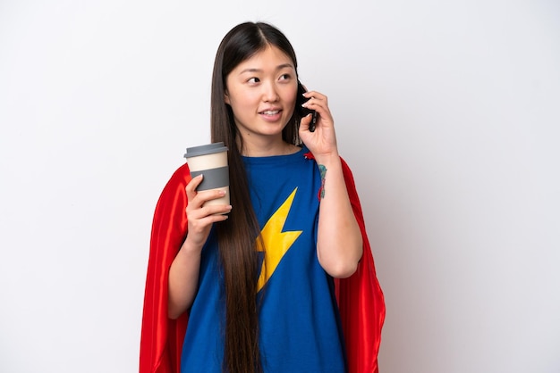 Super Hero Chinese vrouw geïsoleerd op een witte achtergrond met koffie om mee te nemen en een mobiel