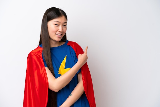 다시 가리키는 흰색 배경에 고립 된 슈퍼 영웅 중국 여자