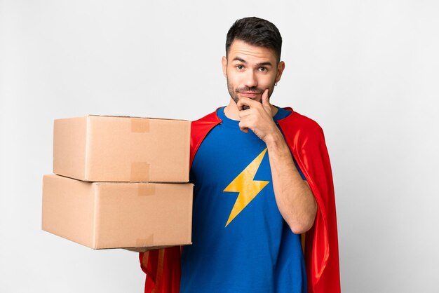 Foto super hero consegna uomo caucasico su sfondo bianco isolato pensando