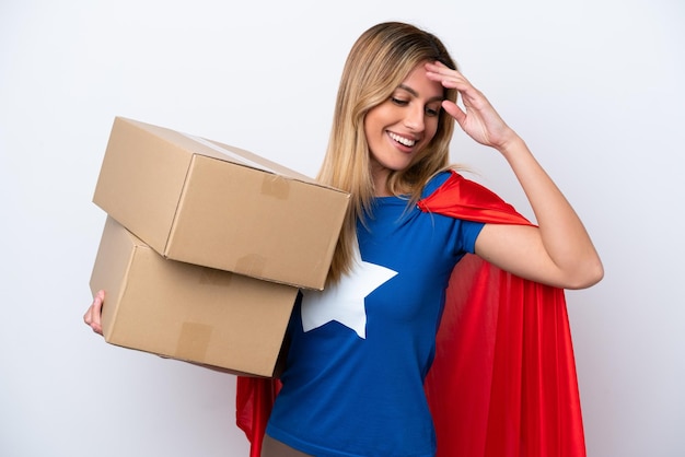 Женщина-доставщик Super Hero на белом фоне смеется