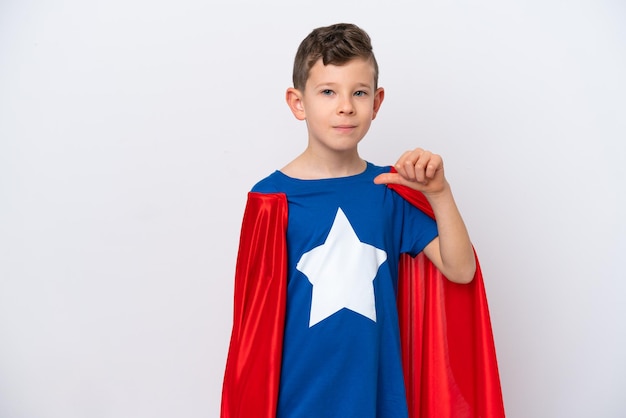 Super Hero kleine jongen geïsoleerd op een witte achtergrond trots en zelfvoldaan