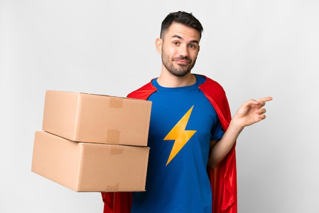 Super Hero levering blanke man over geïsoleerde witte achtergrond wijzende vinger naar de zijkant