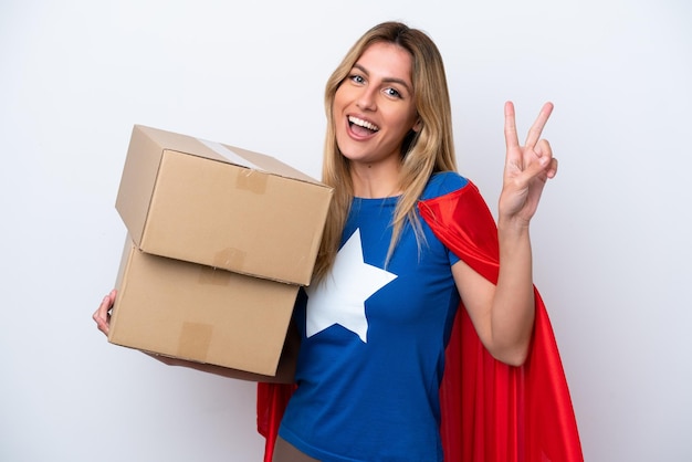Super Hero levering vrouw geïsoleerd op een witte achtergrond glimlachend en overwinning teken tonen