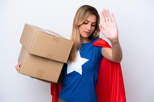 Super Hero levering vrouw geïsoleerd op een witte achtergrond stop gebaar maken en teleurgesteld