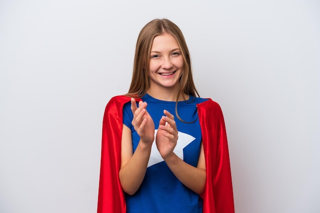 Super hero donna russa isolata su sfondo bianco che applaude dopo la presentazione in una conferenza