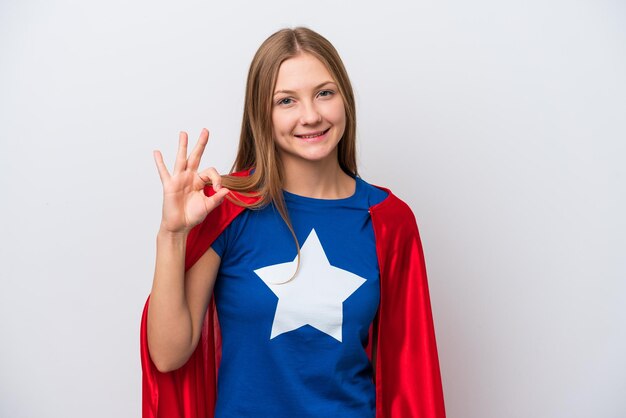 Супергерой русская женщина изолирована на белом фоне, показывая пальцами знак "ок"
