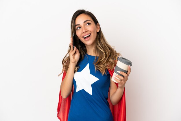 持ち帰り用のコーヒーと携帯電話を保持している孤立した白い背景の上のスーパーヒーローの女性