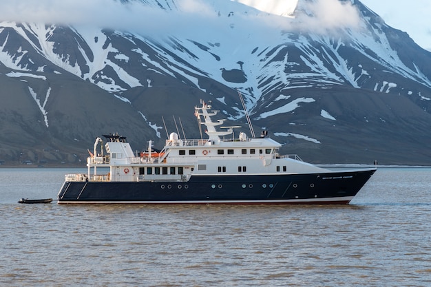 Супер роскошная яхта в арктическом море недалеко от Лонгиербюена, архипелага Шпицберген