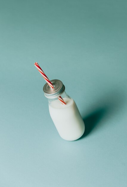 Super minimalistische mockup van een milkshakepatroon op een pastelblauwe achtergrond