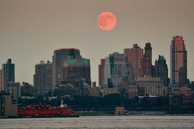 Super Moon en gebouwen in het centrum in Brooklyn