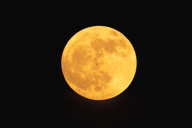 Photo super strawberry moon reddish full moon on a summer night