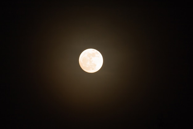 Super volle maan in nachtelijke hemel, blauwe maan of volle maan op festival