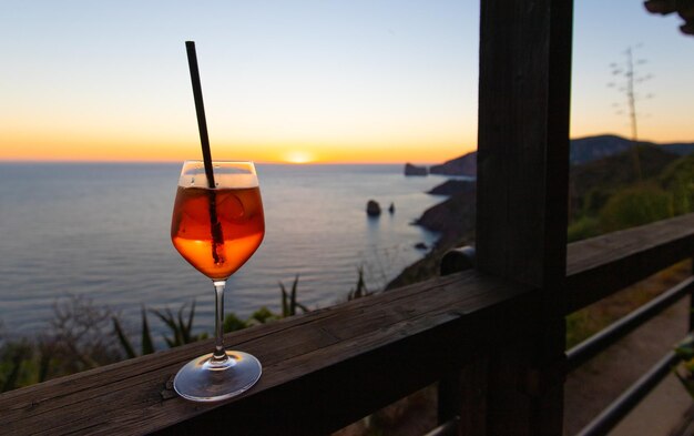 Foto super zonsondergang in het zuiden van sardinië voor de stapel suikerbrood masua iglesias