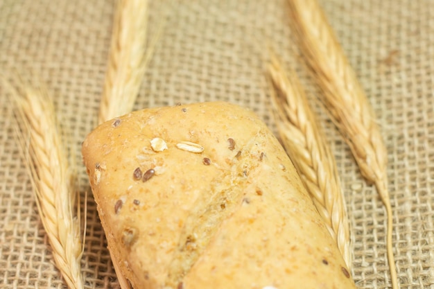 Superclose van brood op een strotafel