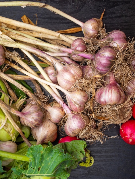 Superfood garlic radish o wooden table