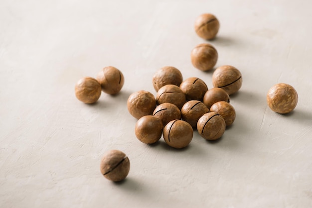 Photo superfood organic macadamia nut on stone background