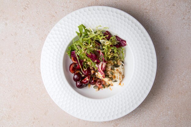 Superfoodsalade en witte plaat gezond eten Groentesalade kleurrijke tomaten