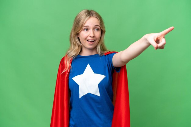 Superheld Engelse vrouw over geïsoleerde achtergrond die weg wijst