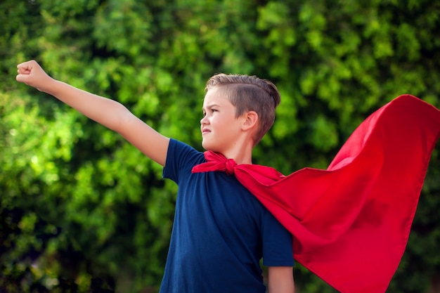 Superheld jongen jongen tegen groen buiten