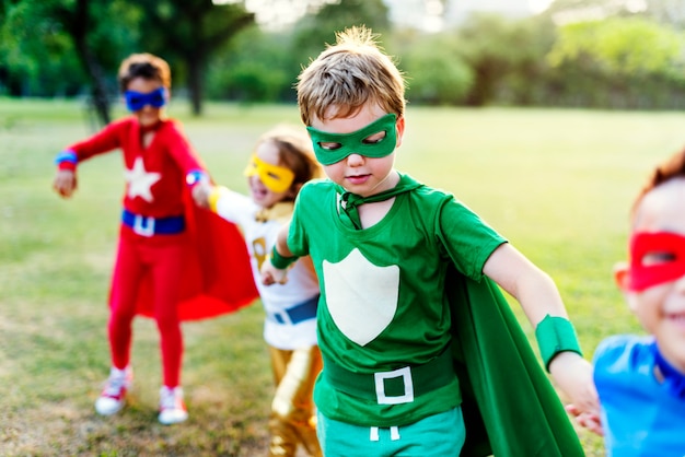 Superhelden Vrolijke jonge geitjes die Positiviteitsconcept uitdrukken